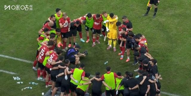足球场上最精彩一幕,球迷激动异常了 足球场上最精彩一幕,球迷激动异常了