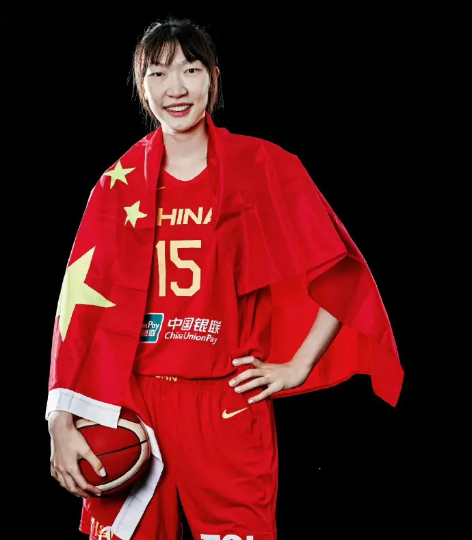 关于精彩比赛打动观众，中国队实力无可匹敌的信息